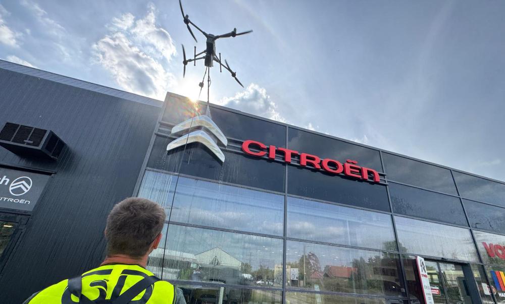 Čištění fasád s pomocí dronu